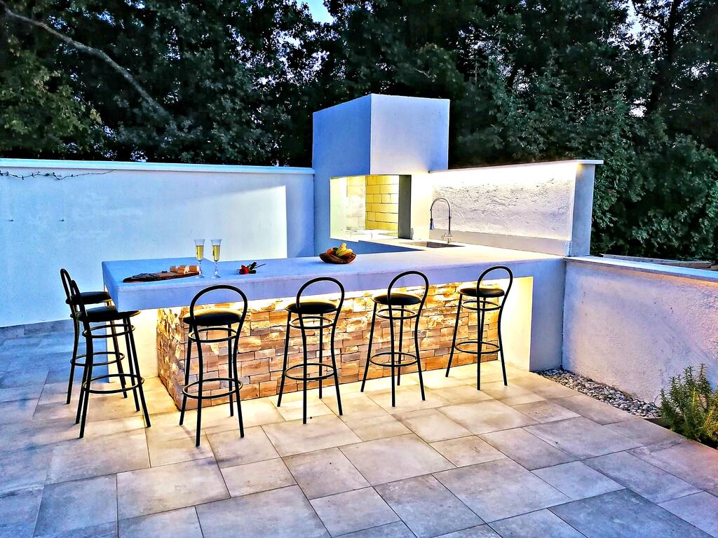 Outdoor Bar How-To